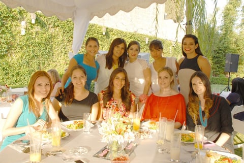 16072012 MONSE  Leal Romo en su despedida de soltera, rodeada de sus amigas.
