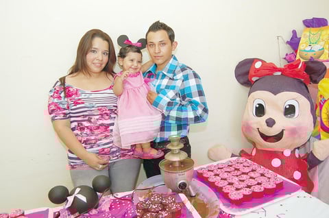 15072012 VALENTINA,  junto a sus papás Karen Medina y Alonso Ávalos.
