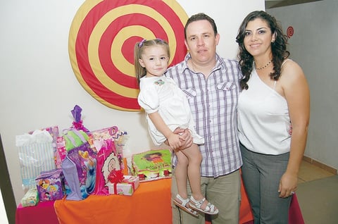 15072012 MARIEL  con sus papás Jorge Castañeda y María Elena.