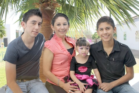 15072012 BLANCA  de León con sus hijos Jorge y Luis y Camila Noyola.