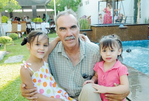 15072012  CARLOS  y sus nietas Bárbara y Victoria.