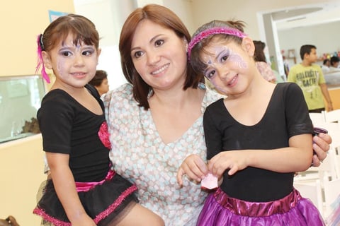 16072012 MONY  y Any Berumen con su mamá Enith Barrales.