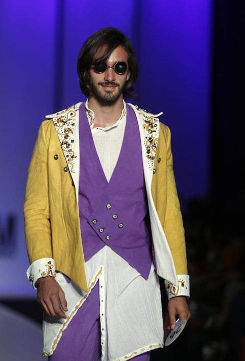 También se presentaron diseños para hombre en la pasarela "Mezclarte".