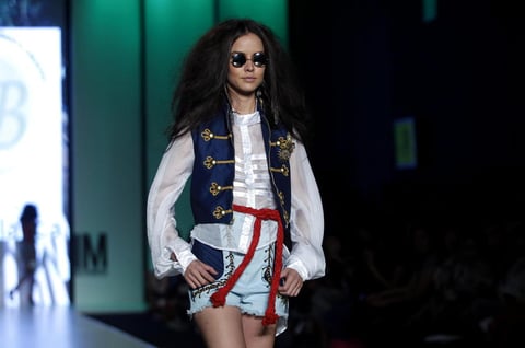Modelo luce un diseño en la pasarela de "Mezclarte" en el primer día del Intermoda que se realiza en Guadalajara.