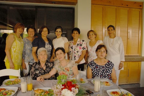 19072012 FAMILIARES  y amigas de Monse en su despedida de soltera.