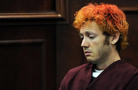 Con aspecto decaído, la mirada ausente, a ratos somnoliento y el pelo anaranjado apareció Holmes.