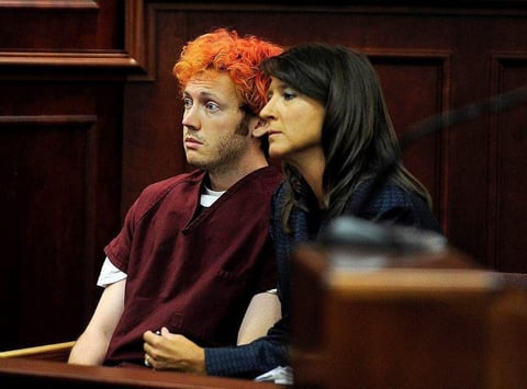 James Holmes, supuesto autor de la matanza de 12 personas en un cine de la ciudad de Aurora (Colorado), compareció por primera vez ante un tribunal a la espera de que se presenten la semana que viene los cargos en su contra.