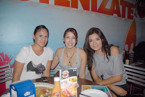 26072012 VANESSA  Cantú, Lilia Hernández y Karina García.