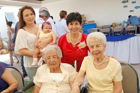 25072012 CINCO  generaciones en el cumpleaños de la señora Carmen Casillas vda. de Máynez.
