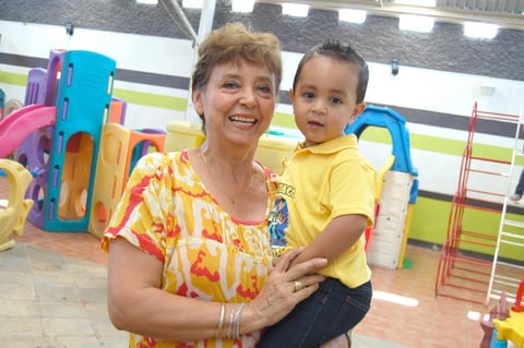 23072012 EL PEQUEñO  Santiago Rivera acompañado de su abuelita Rosa María.