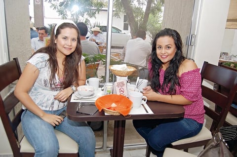 22072012 LAURA  y Katia Torres.