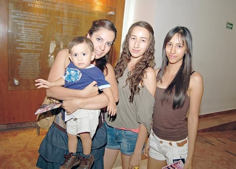 22072012 NALLELY,  Santiago, Karina y Judea.