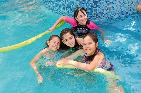 22072012 PAULINA  Alfonso Rojas en compañía de sus amigas.