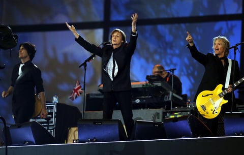 La fiesta cerró con una emotiva interpretación de Paul McCartney de la famosa canción "Hey Jude" de los Beatles, que fue coreada por las 60 mil personas en el estadio.
