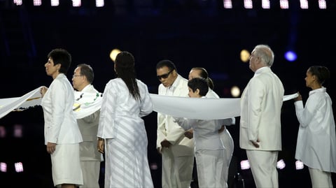 El exboxeador estadounidense Mohamed Alí, tres veces campeón mundial de los pesos pesados, portó por breves momentos la bandera olímpica.