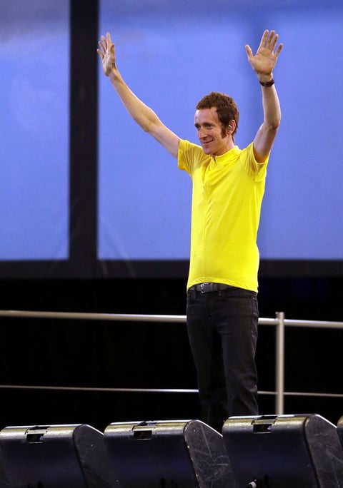 En la apertura de la ceremonia, el ciclista Bradley Wiggins, ganador del reciente Tour de Francia y luciendo la casaca amarilla que conquistó en esa prueba, hizo sonar la campana olímpica en la misma fundición que produjo el Big Ben.