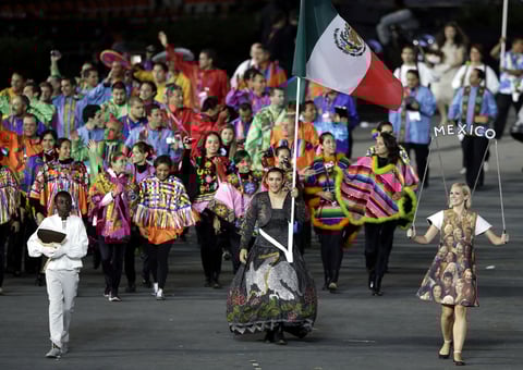 Con la taekwondoín María del Rosario Espinoza como la encargada de portar la bandera nacional, la delegación mexicana desfiló por la pista del estadio Olímpico.