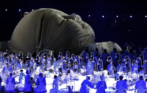 En la ceremonia de Boyle, el cuento terminó bien y la niñera más famosa del cine, la conocida Mary Poppins, apareció en Stratford para desvanecer las pesadillas y continuar con la ceremonia que inaugura los terceros Juegos Olímpicos que celebra Londres en su historia.