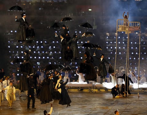 Se hizo un representación del mundo de la fantasía, se leyó un pasaje del escritor Lewis Carroll, irrumpieron personajes como Mary Poppins, y enormes maniquíes que simbolizaban monstruos que acechan a los niños en las pesadillas.