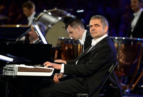 El actor Rowan Atkinson, quien da vida al personaje de Mr. Bean, se presentó delante de un piano mientras se oía el tema principal de la cinta Carros de Fuego.