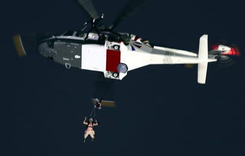 Un filme proyectado en la ceremonia de inauguración de los Juegos Olímpicos de Londres recreó la llegada de la reina Isabel II de Inglaterra al Estadio de Stratford lanzándose en paracaídas con James Bond desde un helicóptero.