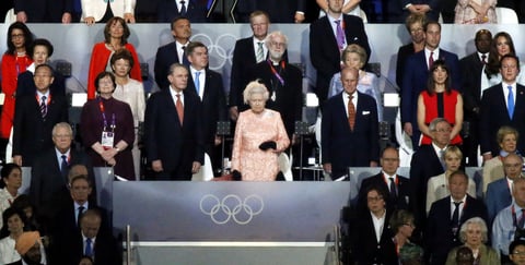 Isabel II ha celebrado este año, con multitudinarios actos y un gran fervor popular, su Jubileo de Diamantes o seis décadas en el trono británico, la más longeva soberana desde la reina Victoria.