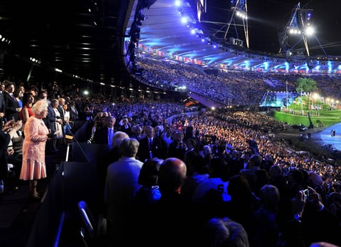 La Reina Isabel II, declaró inaugurados los Juegos Olímpicos de Londres 2012, una vez que las 204 representaciones desfilaron y que Sebastián Coe y Jaques Rogge prometieron una gran fiesta.