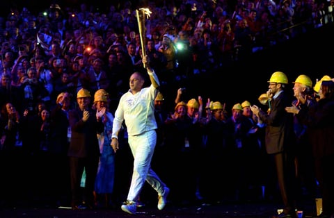 El remero Steve Redgrave recibió de manos de Beckham la antorcha.