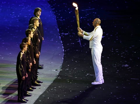 El ex campeón olímpico de remo Steve Redgrave entregó la llama olímpica a siete jóvenes atletas británicos.