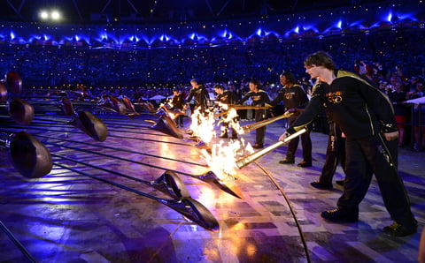 Futuros atletas de elite encendieron los 204 recipientes con que se formó el pebetero olímpico.