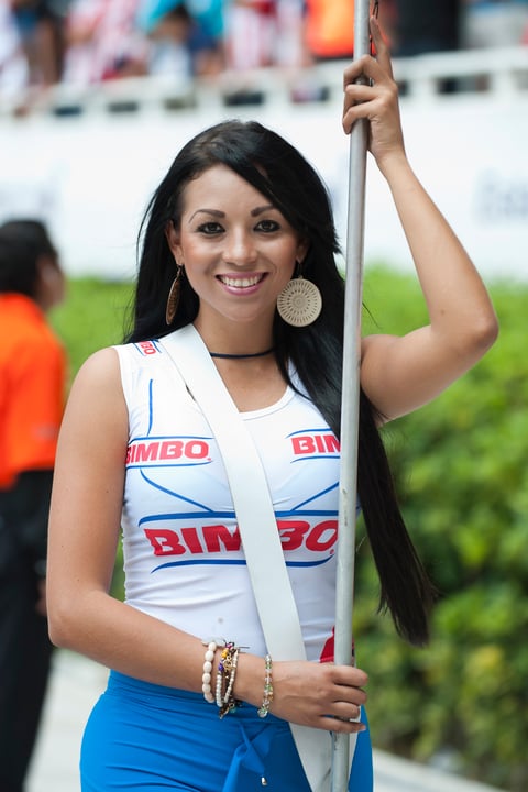 La belleza, como es habitual, estuvo presente en el encuentro para animar a jugadores y deleitar a la afición.