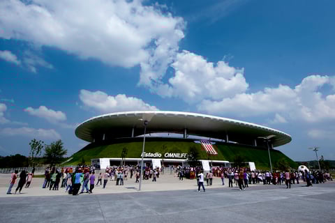 El estadio Omnilife se preparaba recibiendo desde temprano a la afición para ser testigo de un encuentro que prometía convertirse en uno de los mejores de la jornada.