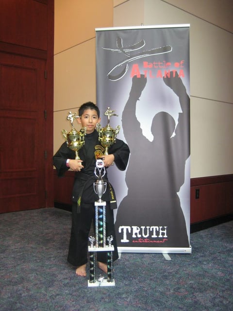 Dario posando con los trofeos obtenidos en el torneo 2012 Battle Of Atlanta .. Foto tomada el dia 23 de Junio del 2012 en Atlanta GA Estados Unidos  .