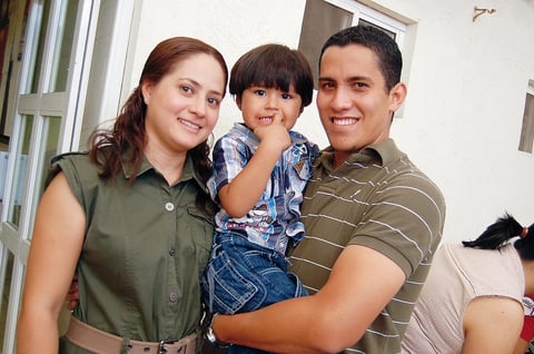 29072012 LAURA  García, Javier Hernández y el pequeño Angelito.