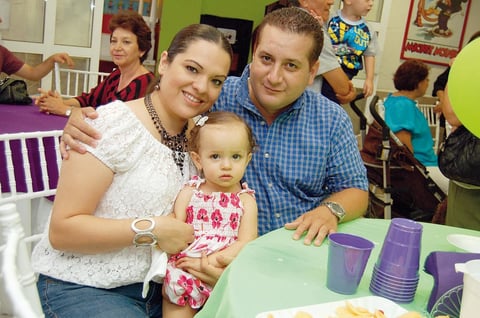 29072012 CYNTHIA  Rivas, Eduardo Fernández y la pequeña Daniela.