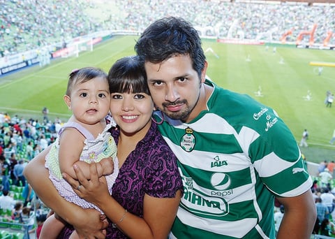 29072012 CARLOS  y Araceli Castrellón con su hijita Ximena.