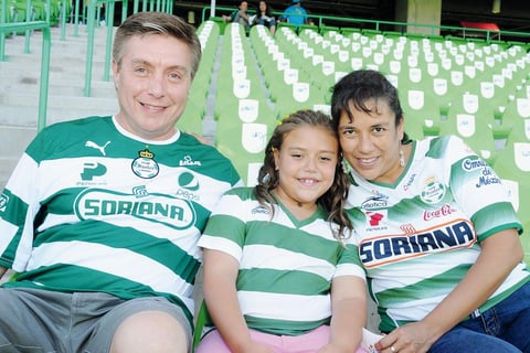 29072012 SERGIO,  María y Zafiro Olivares.