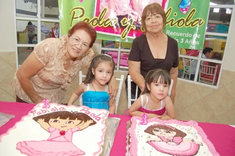 30072012 FABIOLA  y Paola con sus abuelitas Guadalupe y Rosa María.