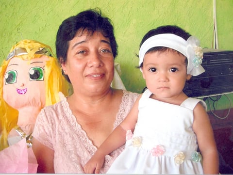 27072012 XIMENA  Estefanía en brazos de su mamá Silvia Ruiz.