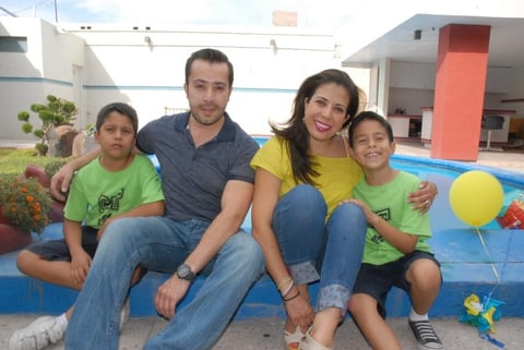 27072012 EDUARDO  y Tere con los pequeños Andrés y Alejandro.