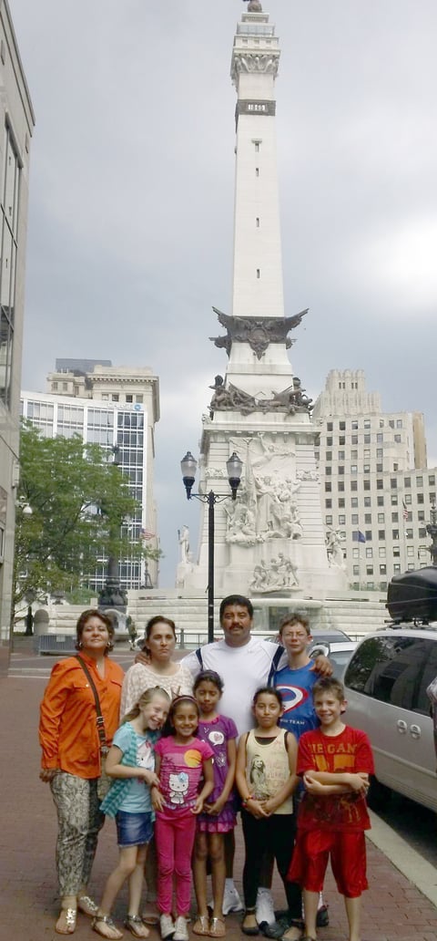 Desde Indianapolis Mario Solis, Sary Solis y Familia.