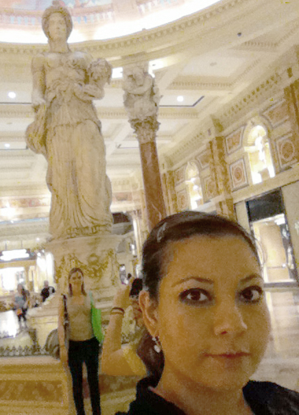 Lagunera Paola L.D. Strickland de paseo en  las Vegas, Nevada; captada en Caesars Palace Hotel.