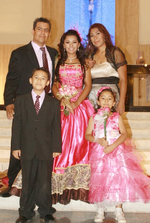 Srita. Estrella Marelene Gurrola Diaz, Celebrando sus XV años en compañía de sus padres, Cesar Gurrola y Maria Isabel Diaz así­ como sus hermanos, cesar angel y alison Natalia.