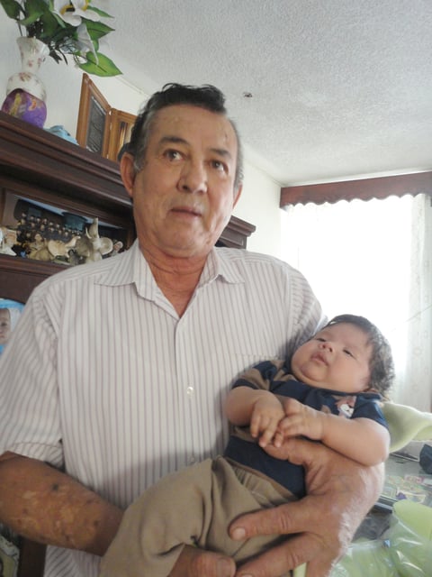 SALVADOR Navarro con su nieto.
