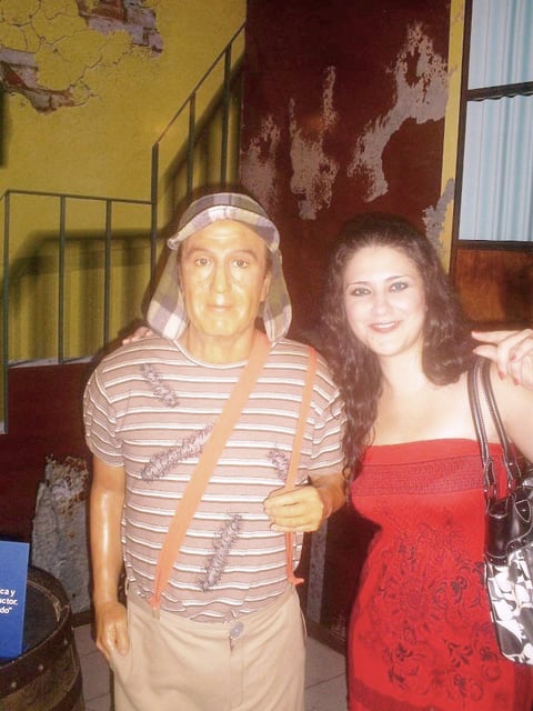 AÍDA Bracho, con la figura de cera de El Chavo del Ocho.