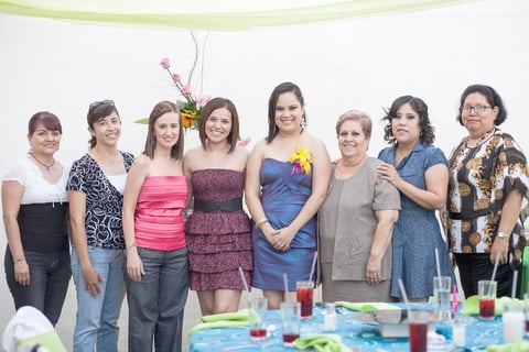 01082012 MARY  Robles, May Martínez, Ale Zarzosa, Brenda Martínez, Lupita del Río, Lupita Fernández y Martha González, acompañaron a la festejada.