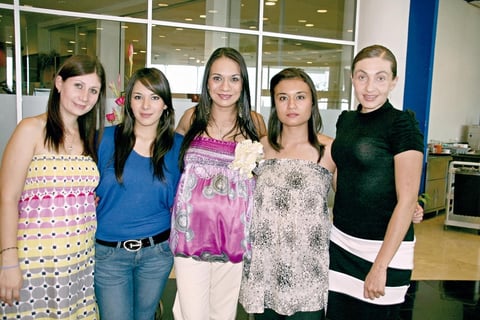 01082012 SARA  Correa, Paola y Rosalba Durán, Karla de Durán y Luz Durán, fueron captadas durante reciente festejo social.