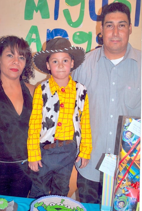 02082012 MIGUEL ÁNGEL  Betancourt Rangel celebró seis años junto a sus papás Miguel Ángel y María Verónica.