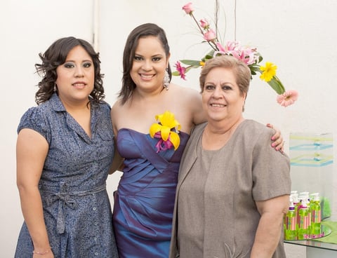 01082012 CLAUDIA  junto a las anfitrionas, Lupita Fern
