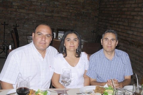 03082012 CARLOS,  Marcela y Miguel; durante el festejo de la se